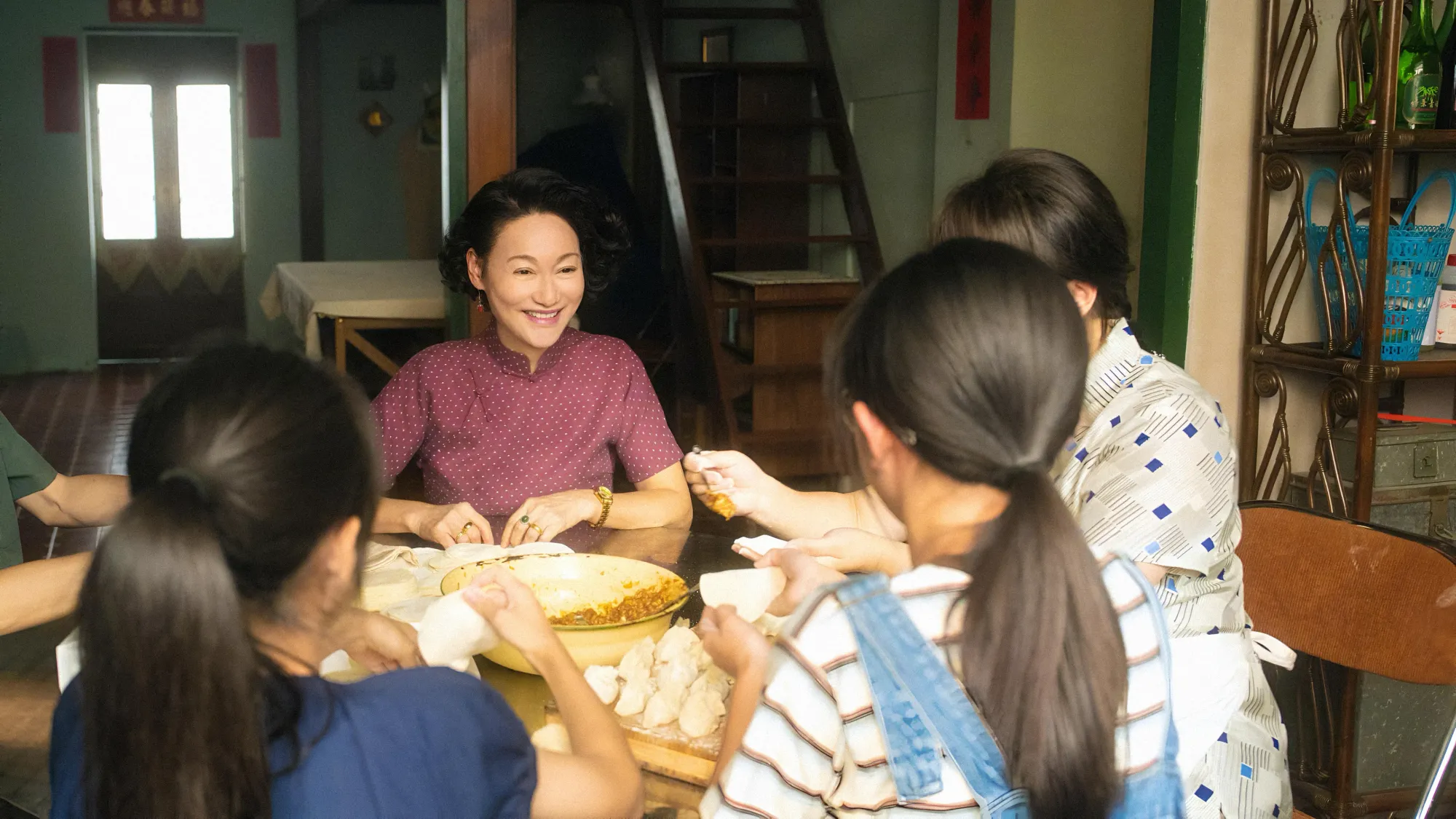 红姐和大家一块儿包水饺