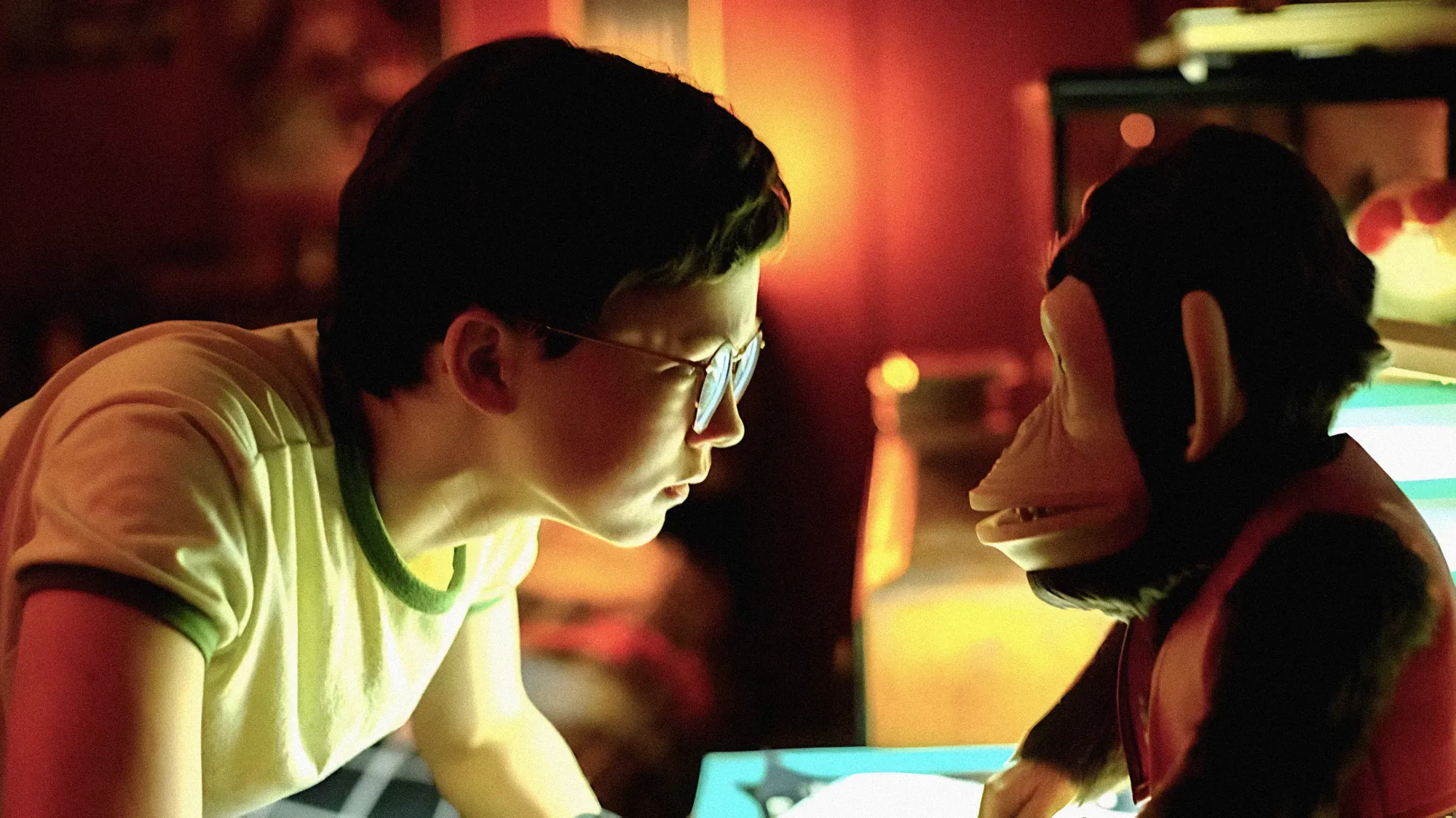 Theo James 一人饰演双胞胎两兄弟 